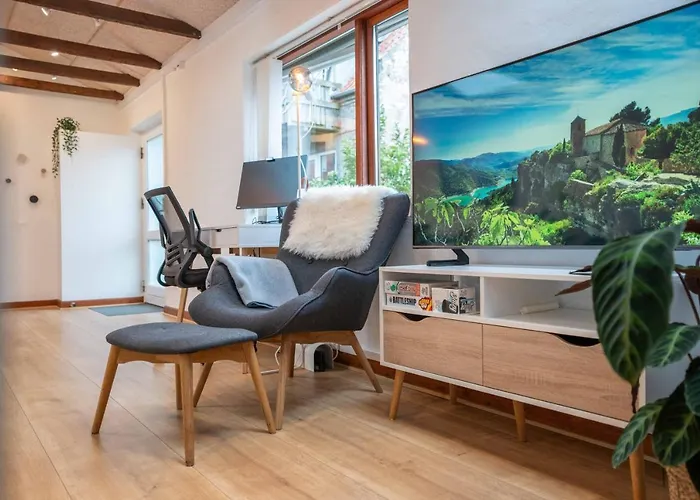 Skylight Lodge - Private Terrace, Free Parking & Walk To City